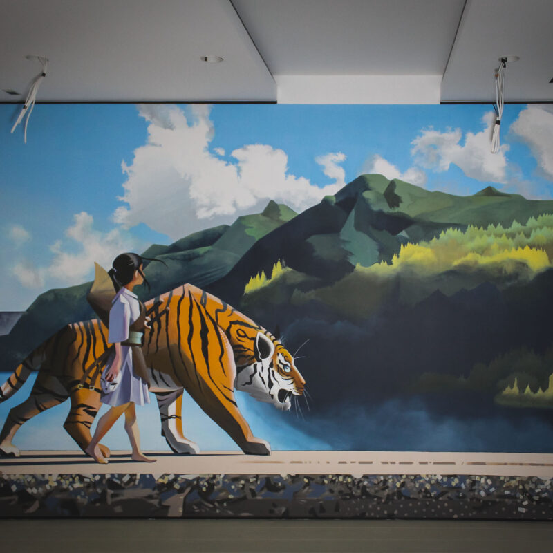 mural-na-scianie-z-tygrysem-i-dziewczynka