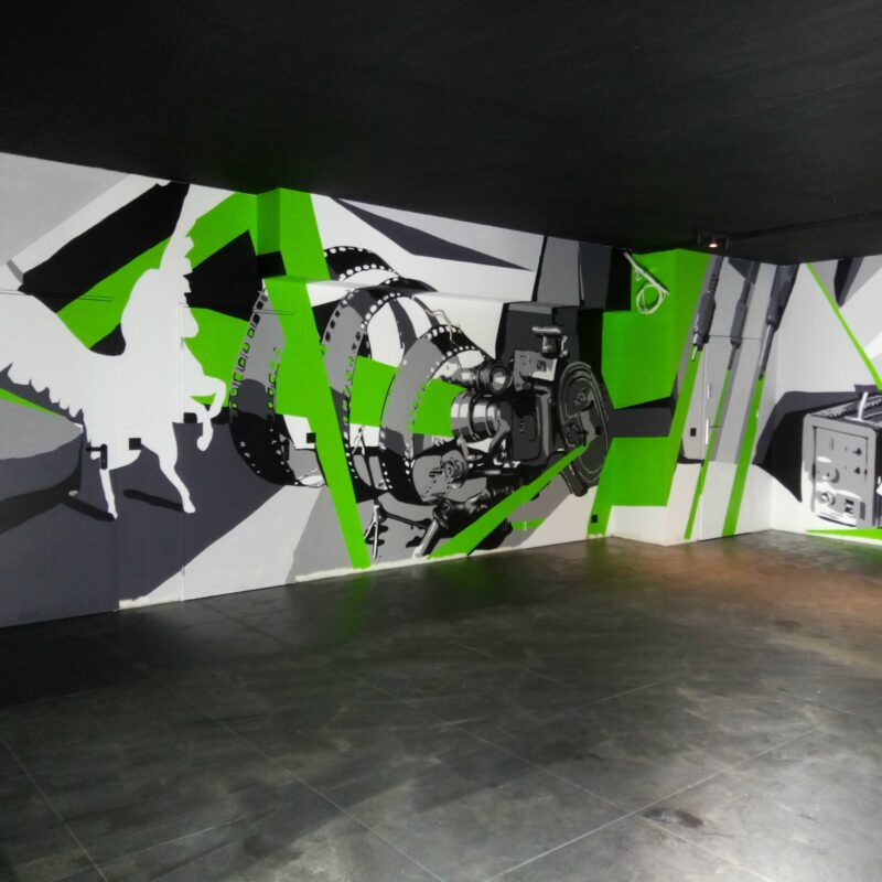 abstrakcyjny-mural-na-scianie-z-motywem-pegaza-w-studiu-nagraniowym