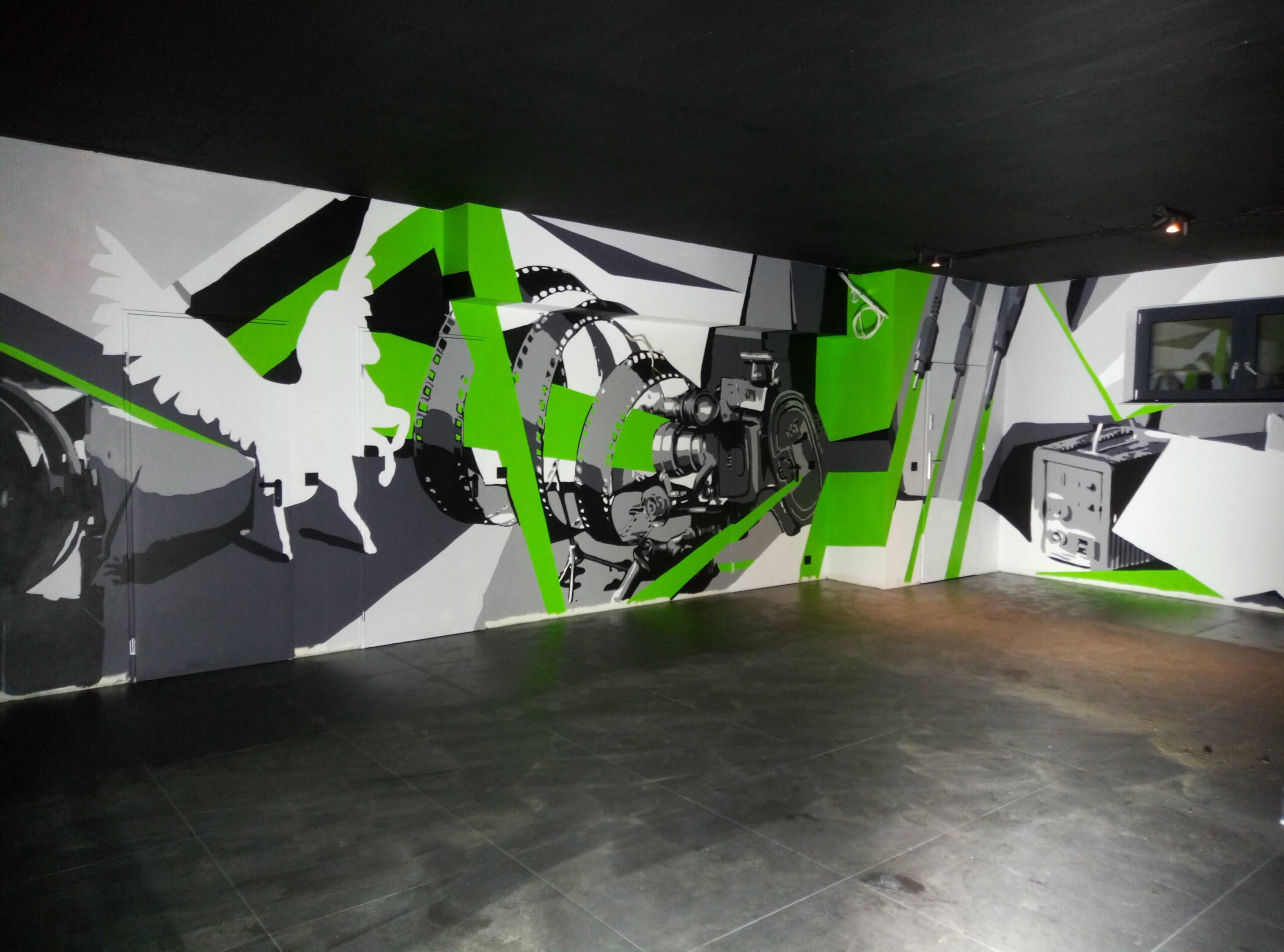 Abstrakcyjny mural w studiu nagraniowym