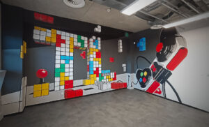 mural-na-scianie-biura-przedstawiajacy-pada-i-gre-tetris
