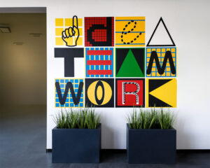 mural-z-napisem-team-work-kolorowy