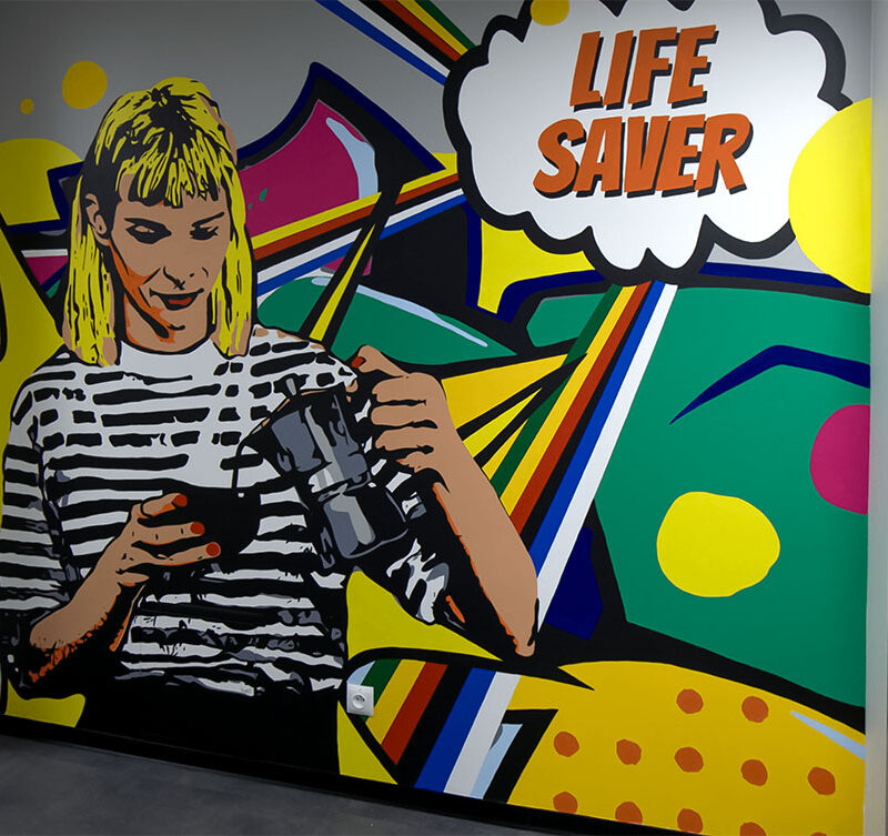 mural-w-biurze-malowidlo-nascienne-kobieta-parzaca-kawe-styl-komiksowy