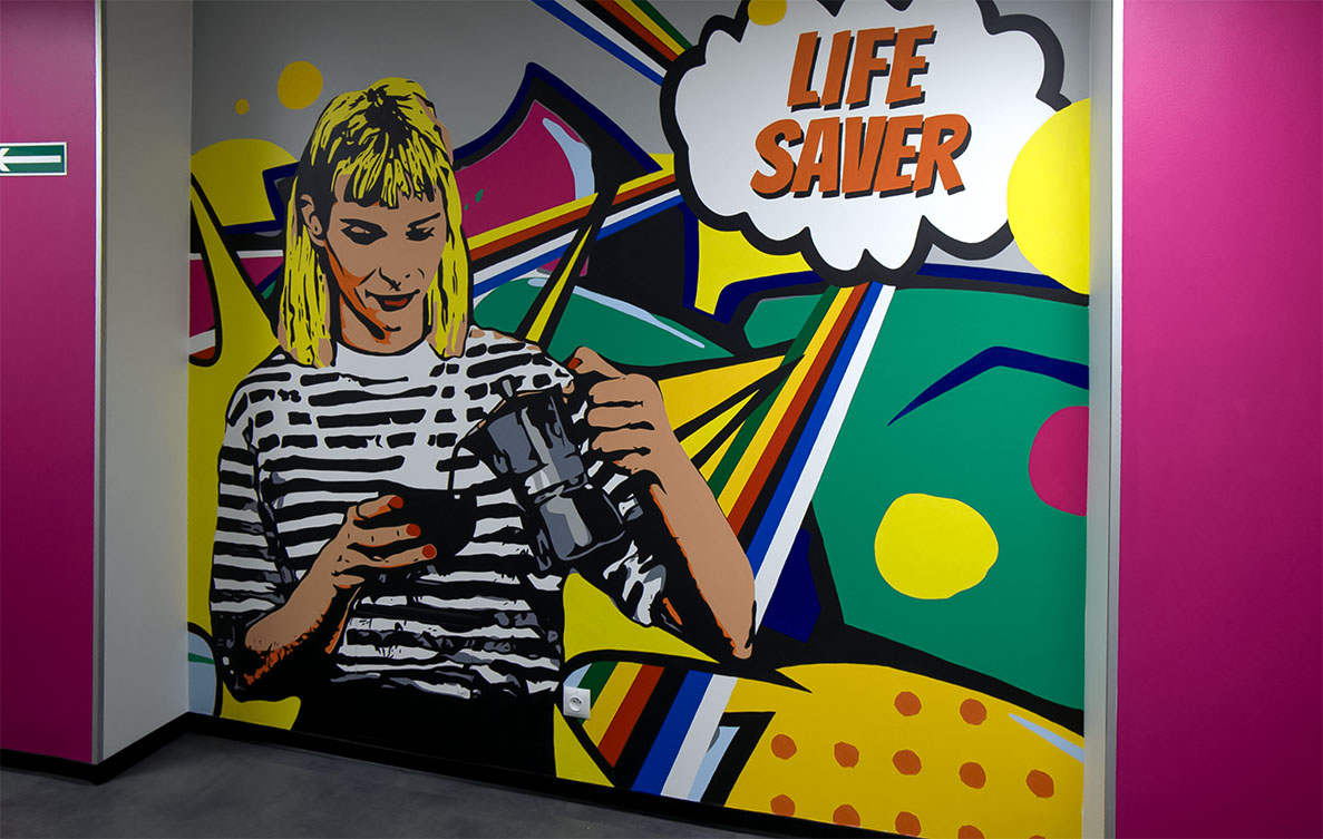 mural-w-biurze-malowidlo-nascienne-kobieta-parzaca-kawe-styl-komiksowy