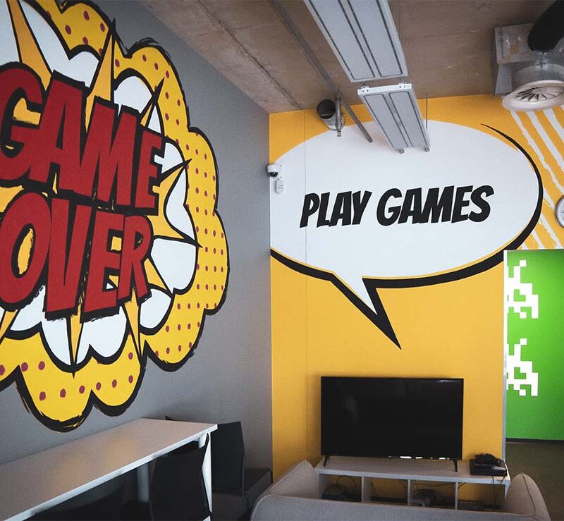 mural-na-scianie-gier-napis-komiksowy-game-over