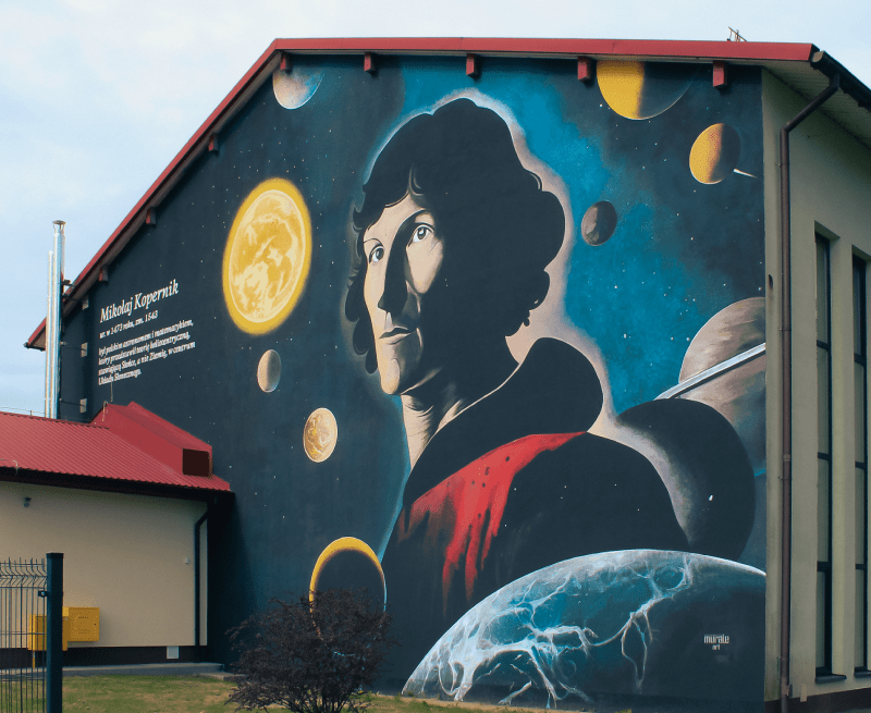 mural-mikolaj-kopernik-na-tle-ukladu-slonecznego