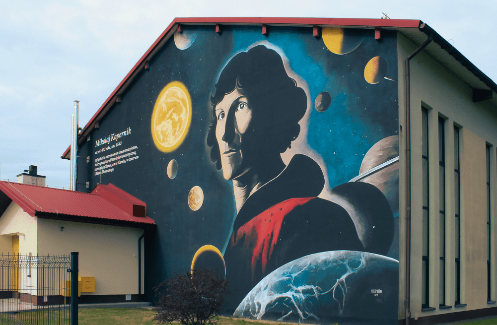 Mural na szkole podstawowej prezentujący Mikołaja Kopernika