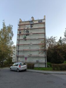 mural-patriotyczny-poczatek-malowania-na-scianie-rusztowanie
