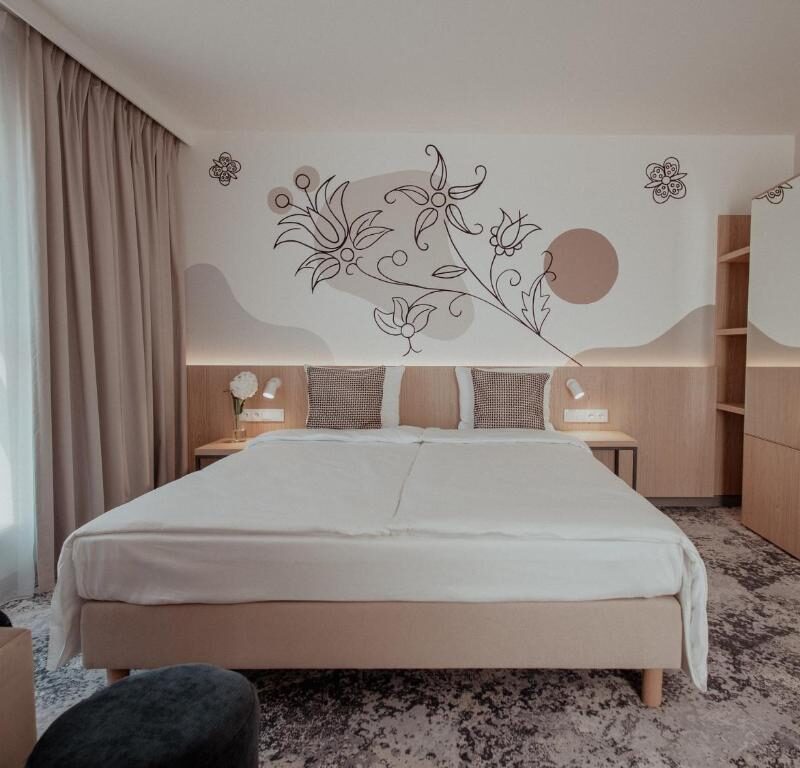 malowidlo-scienne-wzory-kaszubskie-w-pokoju-hotelowym