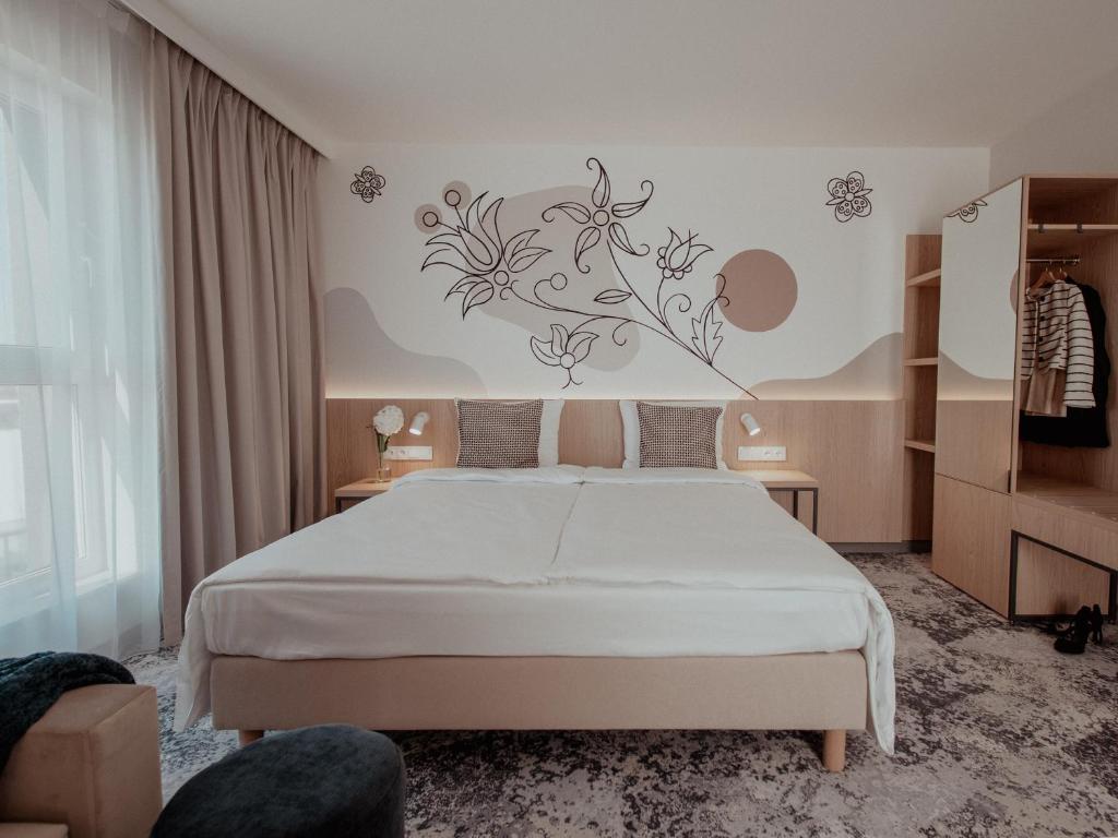 malowidlo-scienne-wzory-kaszubskie-w-pokoju-hotelowym